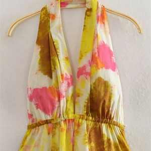 Mini abito vintage Y2K allacciato al collo con stampa tie-dye e scollo a V estivo