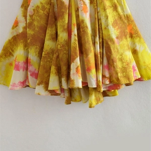 Mini abito all'americana scollo a V Y2K con vivace motivo tie-dye giallo e marrone