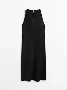 Détail de l'encolure dos avec fente goutte sur une robe longue en satin noir élégante