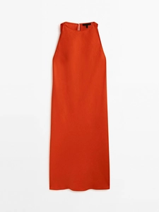 Détail du décolleté licou sur une robe longue orange en satin sans manches au fini lisse