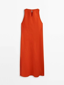 Détail d'une robe longue orange Y2K sans manches avec licou et fente goutte au dos