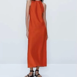 Robe longue Y2K ajustée dos nu sans manches en satin orange pour un look d'été