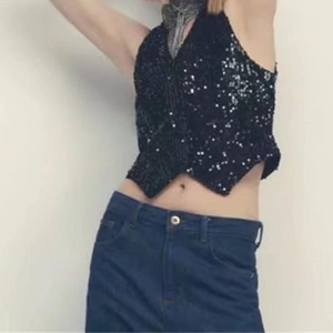 Y2K elegantes schwarzes Pailletten-Halter-Top mit tiefem V-Ausschnitt und asymmetrischem Saum