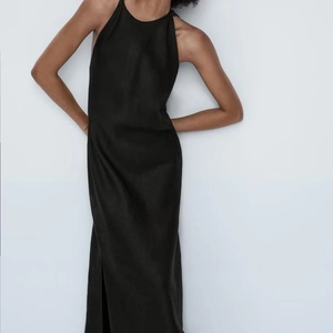 Robe longue élégante en satin noir Y2K avec décolleté licou et fente latérale chic