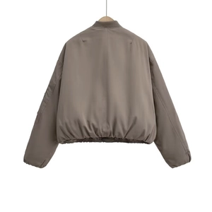 Vista trasera de la chaqueta bomber Y2K marrón con hombros caídos y dobladillos de canalé