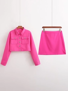 Détail de l'ensemble Y2K rose fuchsia avec veste courte à manches longues et mini-jupe