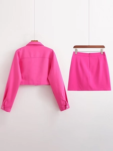 Détail d'un ensemble fuchsia deux pièces avec veste courte et mini-jupe taille haute