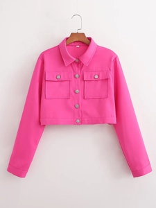 Détail de la veste courte fuchsia avec boutons argentés et poches avant à rabat