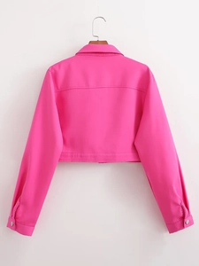Détail d'une veste courte Y2K rose vif avec boutons pression argentés et couture au dos