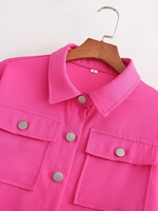 Détail de la veste courte Y2K rose vif avec boutons argentés et poches poitrine taille S