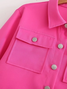 Détail de la veste Y2K rose avec boutons argentés et grandes poches à rabat élégantes