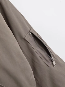 Detalle de la chaqueta bomber topo que muestra un bolsillo con cremallera en la manga