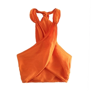 Détail du haut licou orange vif avec design croisé plissé et lanières à nouer au cou