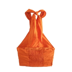 Détail du haut court orange avec lien réglable au cou et dos élastique smocké chic