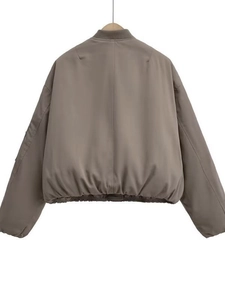Vista trasera de la chaqueta bomber Y2K caqui holgada con cuello de punto acanalado