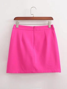 Détail de la mini-jupe rose fuchsia à taille haute avec fermeture éclair invisible au dos
