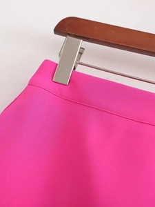 Détail d'une jupe rose fuchsia à taille haute avec coutures précises à la ceinture