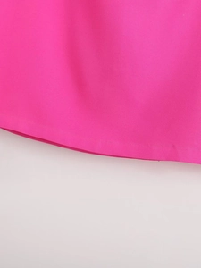 Gros plan du tissu rose vif montrant la texture fine et l'ourlet à couture unique