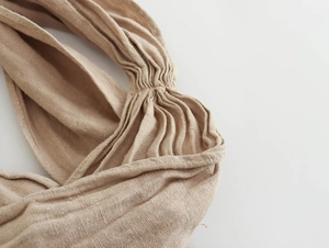 Détail en gros plan de la texture en lin naturel avec design plissé et coutures
