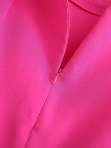 Détail macro de la fermeture éclair invisible sur l'ensemble jupe Y2K rose vif