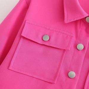 Veste courte Y2K rose vif avec boutons métalliques et poche à rabat carrée de qualité