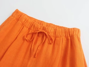 Détail de la taille du pantalon en lin orange avec bande élastique et cordon réglable