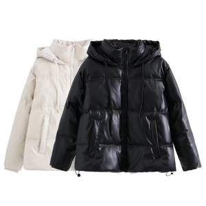 Vestes matelassées en similicuir style Y2K présentées à plat en beige et noir