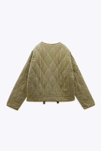 Dettaglio del retro della giacca trapuntata verde militare con cuciture a cipolla