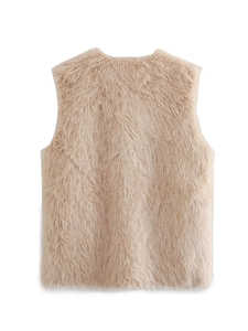 Vue arrière d'un gilet Y2K en fausse fourrure beige avec texture pelucheuse douce