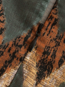 Detail view of high-waist Y2K printed skirt featuring a concealed back zipper closure
