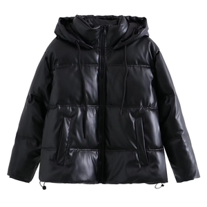 Détail d'une doudoune à capuche en cuir PU brillant avec cordon et zip frontal