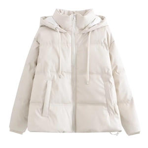 Détail d'une doudoune beige clair à capuche avec finition mate et cordons de serrage