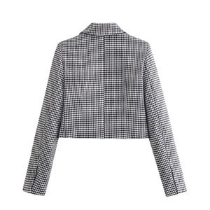 Vue arrière d'un blazer court avec un motif pied-de-poule classique noir et blanc tissé