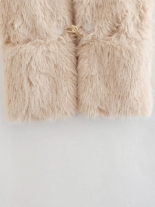 Gilet chic en fausse fourrure beige avec boutons à bascule et texture douce pour femme