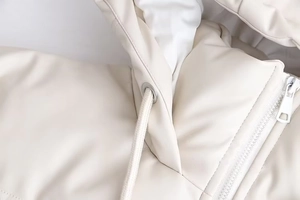 Détails de la veste à capuche en similicuir beige avec cordon et fermeture éclair lisse