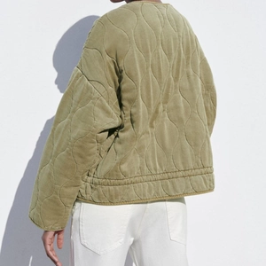 Giacca trapuntata casual verde salvia con spalle scese e bordo elastico da donna