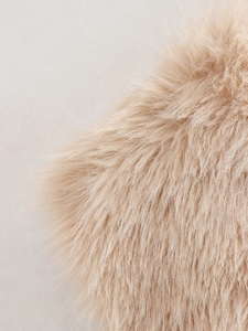 Gros plan sur la texture de fausse fourrure beige montrant des fibres douces