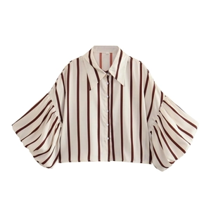Camicia a righe corta da donna con maniche a sbuffo e chiusura a bottoni