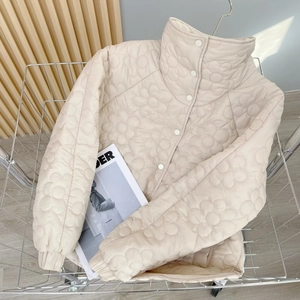 Detail der Blumensteppung auf der cremefarbenen Jacke mit Rippbündchen und Stehkragen