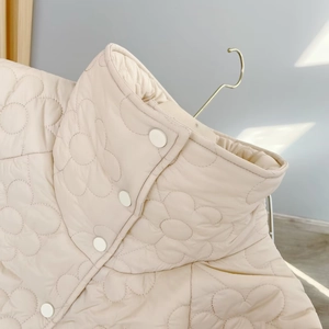 Schicke beige Y2K Steppjacke für Damen mit Blumenmuster und stilvollem Stehkragen