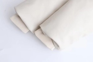 Vue détaillée de la manche en similicuir crème avec poignets intérieurs en tricot côtelé