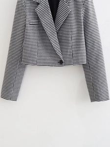 Vue détaillée de la texture tissée pied-de-poule sur le blazer court et le col à revers