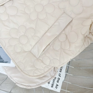 Schicke beige Y2K Steppjacke mit Blumenmuster und stilvollem Stehkragen-Design