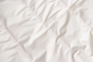 Gros plan détaillé du tissu matelassé à double couture d'une veste chaude pour femme