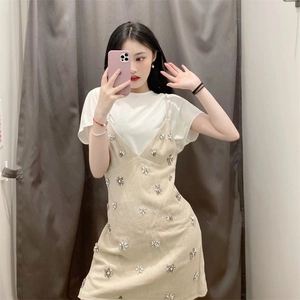 Abito beige Y2K sopra maglietta bianca con decorazioni di fiori di paillettes argento