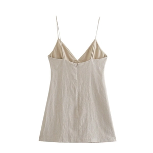 Mini abito beige stile Y2K con spalline sottili e tessuto strutturato su sfondo bianco