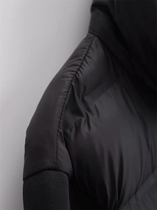 Detail der schwarzen Steppjacke mit Schultersteppung und matter Stoffstruktur