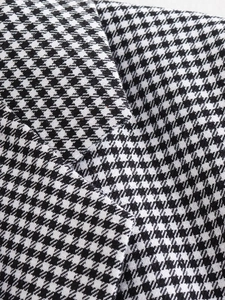 Gros plan sur le tissu à carreaux pied-de-poule noir et blanc avec détails de couture