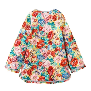 Détail d'une veste matelassée à fleurs avec ourlet à volants et finitions rayées