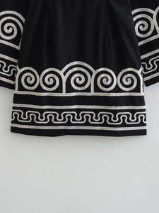 Abito nero vintage Y2K con dettagli intricati di ricamo bianco sull'orlo inferiore
